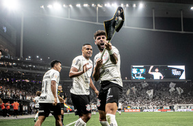 Yuri Alberto comemora o gol marcado segurando a bandeirinha de escanteio