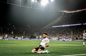 Yuri Alberto deslizando pelo gramado da Neo Qumica Arena