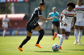 Gabi Portiilho dominando a bola