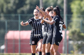 Jhennifer, Luana, Jaqueline e Zanotti comemoram gol