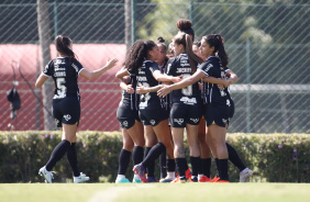 Jogadoras se abraam aps vitria contra o So Paulo pelo Brasileiro