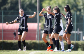 Zanotti, Jaqueline, Luana e Jhennifer comemorando vitria no Brasileiro