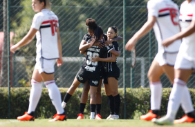 Zanotti, Tarciane e Jaqueline se abraçam após gol no Majestoso