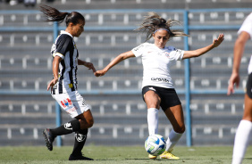 Diany em ação no clássico entre Corinthians e Santos, pelo Brasileirão Feminino