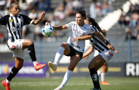 Gabi Zanotti em ação no clássico entre Corinthians e Santos, pelo Brasileirão Feminino