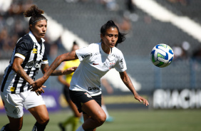 Jaqueline em ação no clássico entre Corinthians e Santos, pelo Brasileirão Feminino