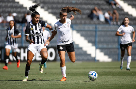 Jheniffer em ação no clássico entre Corinthians e Santos, pelo Brasileirão Feminino