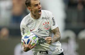 Rger Guedes comemorando o gol de penalti contra o So Paulo