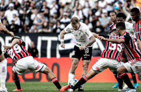Rger Guedes disputa bola contra jogadores do So Paulo