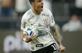 Rger Guedes vibra com gol marcado contra o So Paulo