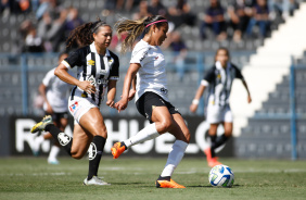 Vic Albuquerque em ação no clássico entre Corinthians e Santos, pelo Brasileirão Feminino