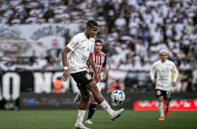Wesley com a bola dominada na partida entre Corinthians x So Paulo, pelo Brasileiro