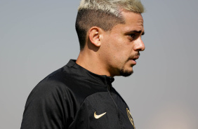 Cabea do Fagner em foque durante treino no CT Joaquim Grava