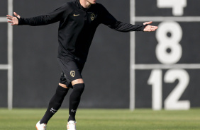 Chrystian Barletta correndo com os braos abertos em treino no CT Joaquim Grava