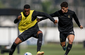 Felipe Augusto protegendo a bola do Rafael Ramos durante treino matinal no CT Joaquim Grava