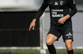 Giuliano sorridente durante treino no CT Joaquim Grava