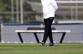 Luxemburgo andando no gramado do CT Joaquim Grava enquanto passa treino