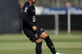 Matheus Bidu realizando um passe durante treino no CT Joaquim Grava