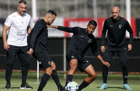 Maycon, Wesley e Fbio Santos durante atividade matinal no CT Joaquim Grava