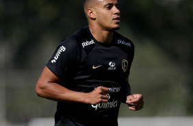 Murillo correndo no gramado do CT Joaquim Grava