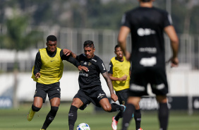 Paulinho armando um chute enquanto Felipe Augusto tenta roubar a bola