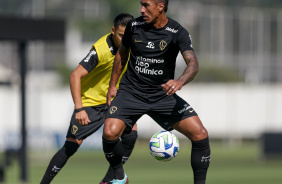 Paulinho durante treino no CT Joaquim Grava; Romero aparece ao fundo