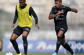 Paulinho indo marcar Felipe Augusto em treino no CT Joaquim Grava
