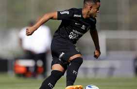 Pedro correndo com a bola em seus ps em treino no CT Joaquim Grava