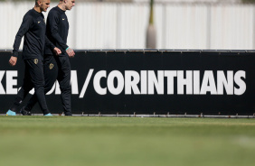 Rger Guedes e Fbio Santos conversando enquanto caminham no gramado do CT Joaquim Grava