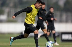 Roni correndo com a bola em seu domnio em atividade matinal no CT Joaquim Grava