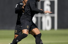 Yuri Alberto se preparando para realizar um passe enquanto  pressionado por Matheus Bidu