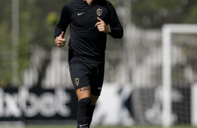 Yuri Alberto trotando no gramado do CT Joaquim Grava