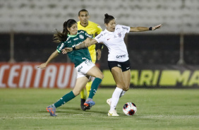 Gabi Zanotti disputando a bola contra o Palmeiras