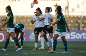 Gabi Zanotti e Duda Sampaio comemorando gol contra o Palmeiras
