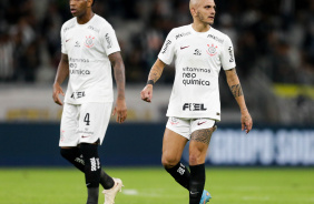 Gil e Fbio Santos durante Corinthians e Atltico-MG, pela Copa do Brasil