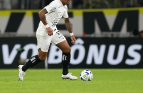 Paulinho em ação durante Corinthians e Atlético-MG, pela Copa do Brasil