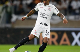 Paulinho em campo durante Corinthians e Atltico-MG, pela Copa do Brasil