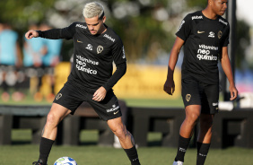 Fagner e Wesley em atividade no treino do Corinthians