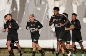 Fausto Vera, Maycon, Fagner, Gil, Yuri Alberto e Paulinho correndo no treino