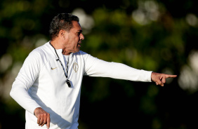 Luxemburgo comanda os jogadores durante o treino