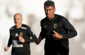Paulinho e Fbio Santos aquecendo antes do treino