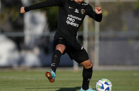 Roni brigando pela bola durante o treino