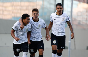Juninho, Zimovski e Arthur Sousa comemoram gol marcado do Corinthians