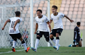 Pedrinho, Juninho e Zimovski comemoram o segundo gol do Corinthians
