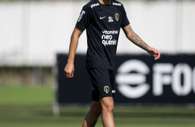 Adson treina no CT antes do jogo pela Libertadores