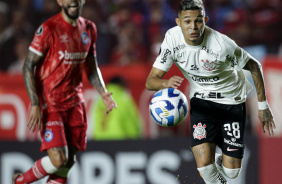 Adson tenta jogada contra o Argentinos Juniors