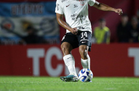 Murillo tenta passe diante o Argentinos Juniors