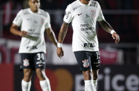 Paulinho e Murillo no fundo contra o Argentinos Juniors