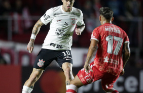 Rger Guedes tenta jogada contra o Argentinos Juniors