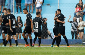 Gabriel Moscardo, Kayke, Renato, Pedrinho e Arthur Sousa comemorando o gol marcado